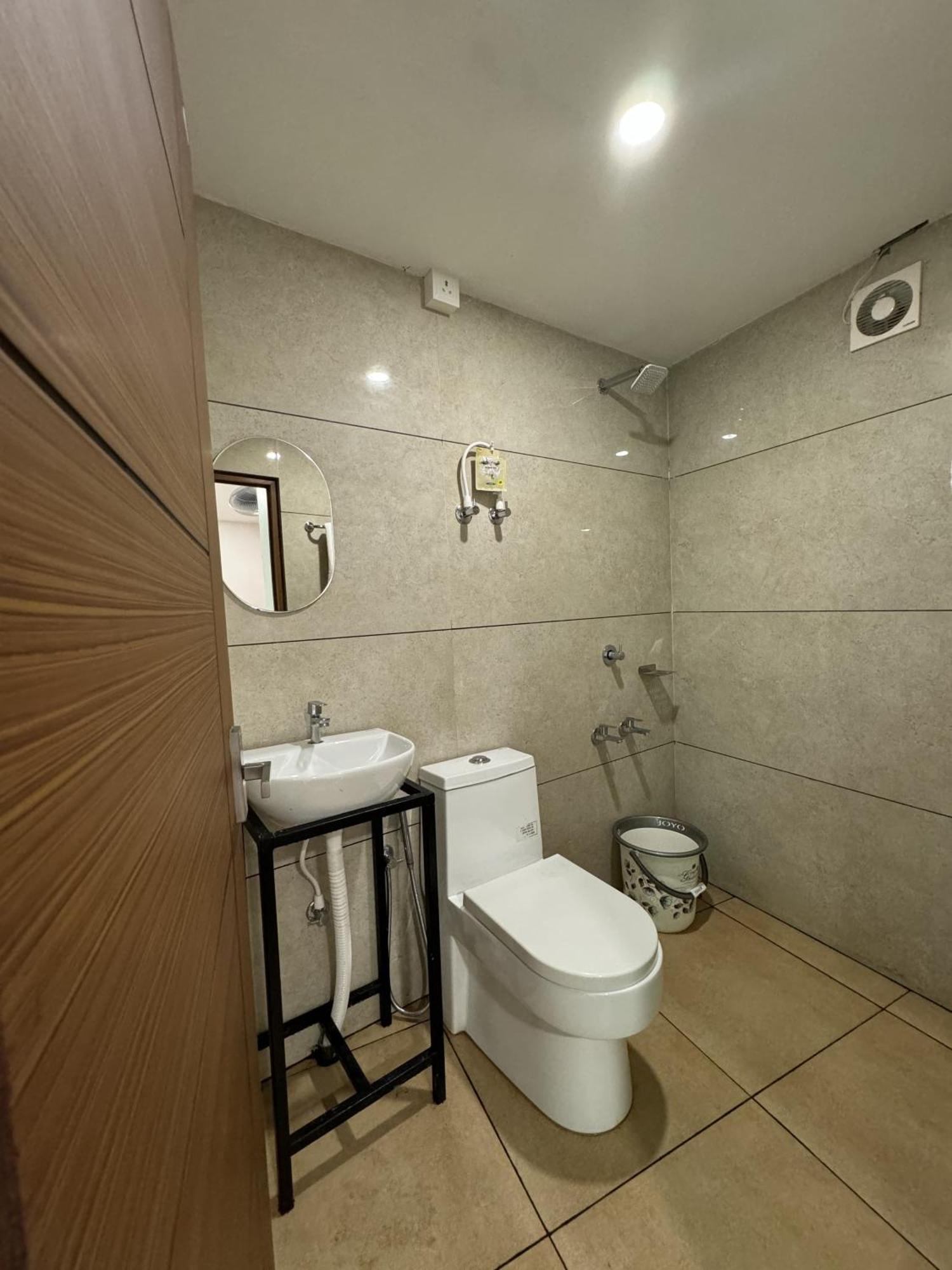 Amsher Suit Lulu Mall Road Hotel Kochi Exterior foto