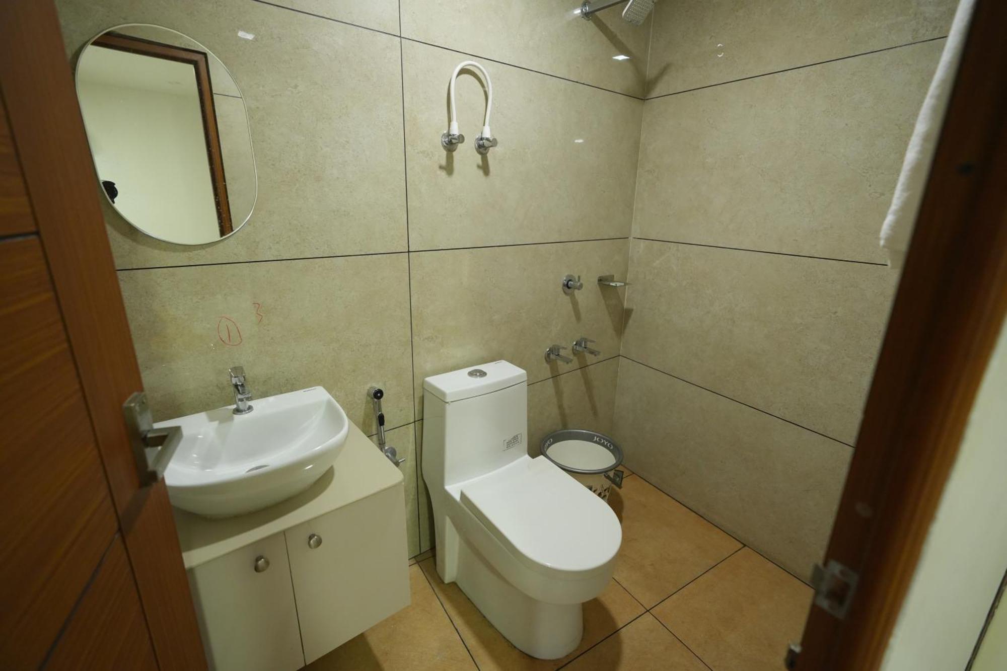 Amsher Suit Lulu Mall Road Hotel Kochi Exterior foto